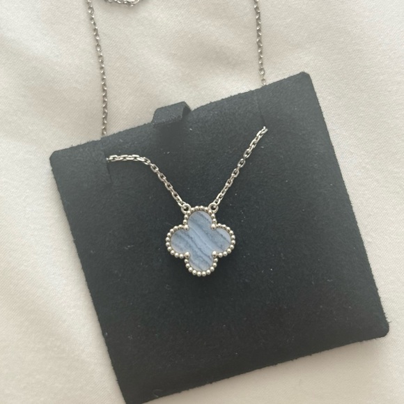 Van Cleef & Arpels Vintage Alhambra Chalcedony Necklace - Picture 2 of 8